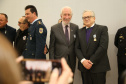 O governador em exercício Darci Piana foi escolhido pelo Instituto Boina Azul, do Rio Grande do Sul, para representar o Paraná na homenagem à Segurança Pública do Estado. A solenidade de entrega da Medalha de Grau Cavaleiro ocorreu nesta quinta-feira (18) no salão de atos do Palácio Iguaçu. Foto: José Fernando Ogura/ANPr