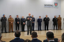 O governador em exercício Darci Piana foi escolhido pelo Instituto Boina Azul, do Rio Grande do Sul, para representar o Paraná na homenagem à Segurança Pública do Estado. A solenidade de entrega da Medalha de Grau Cavaleiro ocorreu nesta quinta-feira (18) no salão de atos do Palácio Iguaçu. Foto: José Fernando Ogura/ANPr
