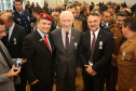 O governador em exercício Darci Piana foi escolhido pelo Instituto Boina Azul, do Rio Grande do Sul, para representar o Paraná na homenagem à Segurança Pública do Estado. A solenidade de entrega da Medalha de Grau Cavaleiro ocorreu nesta quinta-feira (18) no salão de atos do Palácio Iguaçu. Foto: José Fernando Ogura/ANPr
