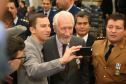 O governador em exercício Darci Piana foi escolhido pelo Instituto Boina Azul, do Rio Grande do Sul, para representar o Paraná na homenagem à Segurança Pública do Estado. A solenidade de entrega da Medalha de Grau Cavaleiro ocorreu nesta quinta-feira (18) no salão de atos do Palácio Iguaçu. Foto: José Fernando Ogura/ANPr