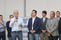 O governador Carlos Massa Ratinho Junior participou nesta terça-feira (23), em Cascavel, do evento de certificação SISBI (Sistema Brasileiro de Inspeção de Produtos de Origem Animal) para a Granja Refem, que desenvolve um projeto pioneiro no Estado de produção de ovos a partir da criação de galinhas sem gaiola.Foto: Arnaldo Alves / ANPr.