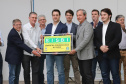 O governador Carlos Massa Ratinho Junior participou nesta terça-feira (23), em Cascavel, do evento de certificação SISBI (Sistema Brasileiro de Inspeção de Produtos de Origem Animal) para a Granja Refem, que desenvolve um projeto pioneiro no Estado de produção de ovos a partir da criação de galinhas sem gaiola. Foto: Arnaldo Alves / ANPr.