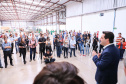 O governador Carlos Massa Ratinho Junior participou nesta terça-feira (23), em Cascavel, do evento de certificação SISBI (Sistema Brasileiro de Inspeção de Produtos de Origem Animal) para a Granja Refem, que desenvolve um projeto pioneiro no Estado de produção de ovos a partir da criação de galinhas sem gaiola. Foto: Rodrigo Felix Leal/ANPr