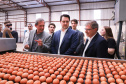O governador Carlos Massa Ratinho Junior participou nesta terça-feira (23), em Cascavel, do evento de certificação SISBI (Sistema Brasileiro de Inspeção de Produtos de Origem Animal) para a Granja Refem, que desenvolve um projeto pioneiro no Estado de produção de ovos a partir da criação de galinhas sem gaiola. Foto: Rodrigo Felix Leal/ANPr