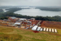A primeira usina do Brasil de produção de biogás a partir do tratamento dos dejetos de suínos começou a funcionar no Paraná nesta quarta-feira (24), em Entre Rios do Oeste, na Região Oeste do Estado. O governador Carlos Massa Ratinho Junior inaugurou a unidade geradora cuja capacidade total é de 480 KW, transformando por dia 215 toneladas de um agente poluidor em energia limpa. Foto: José fernando Ogura/ANPr