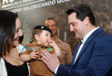 O governador Carlos Massa Ratinho Junior autorizou 1.582 promoções e progressões de servidores Segurança Pública do Paraná. Em solenidade realizada nesta quarta-feira (24), no Palácio Iguaçu, Ratinho Junior assinou despacho governamental de promoção de 75 oficiais e praças da Polícia Militar e Corpo de Bombeiros. Foto: Rodrigo Felix Leal/ANPr