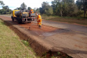 A PR-218, no trecho entre Planaltina do Paraná e Santa Isabel do Ivaí, ambas no noroeste, está passando por serviços de remendo superficial e profundo. Isso inclui a fresagem, que é a retirada da camada superior do pavimento, aplicação de emulsão asfáltica, e aplicação de concreto betuminoso usinado a quente (CBUQ) seguido pela compactação desse material, resultando em uma pista plana, sem deformações e sem buracos. Foto: Divulgação/DER