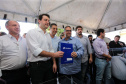 Pavimentação de ruas, melhoria em quadras poliesportivas, revitalização de praça, construção de barracões industriais e compra de equipamentos rodoviários são os principais investimentos que 15 municípios da região Norte do Paraná farão com apoio do Governo do Estado