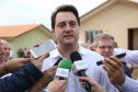 Quarenta e nove famílias de Prudentópolis, na região Centro-Sul do Paraná, receberam as chaves da casa própria nesta quinta-feira (25). As moradias foram entregues pelo governador Carlos Massa Ratinho Junior em evento com as famílias, com o prefeito Adelmo Luiz Klosowski, o presidente da Cohapar, Jorge Lange, e lideranças da região. Foto: José Fernando Ogura/ANPr