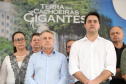 Quarenta e nove famílias de Prudentópolis, na região Centro-Sul do Paraná, receberam as chaves da casa própria nesta quinta-feira (25). As moradias foram entregues pelo governador Carlos Massa Ratinho Junior em evento com as famílias, com o prefeito Adelmo Luiz Klosowski, o presidente da Cohapar, Jorge Lange, e lideranças da região. Foto: José Fernando Ogura/ANPr