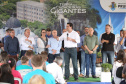 Quarenta e nove famílias de Prudentópolis, na região Centro-Sul do Paraná, receberam as chaves da casa própria nesta quinta-feira (25). As moradias foram entregues pelo governador Carlos Massa Ratinho Junior em evento com as famílias, com o prefeito Adelmo Luiz Klosowski, o presidente da Cohapar, Jorge Lange, e lideranças da região. Foto: José Fernando Ogura/ANPr
