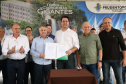 O Governo do Paraná confirmou nesta quinta-feira (25), em Prudentópolis, o repasse de R$ 12,6 milhões para ações e investimentos em sete municípios do Centro-Sul e Sul do Estado. O governador Carlos Massa Ratinho Junior anunciou o repasse dos recursos para prefeitos durante a solenidade de entrega de casas populares para 49 famílias de Prudentópolis. Foto: José Fernando Ogura/ANPr