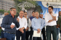 O Governo do Paraná confirmou nesta quinta-feira (25), em Prudentópolis, o repasse de R$ 12,6 milhões para ações e investimentos em sete municípios do Centro-Sul e Sul do Estado. O governador Carlos Massa Ratinho Junior anunciou o repasse dos recursos para prefeitos durante a solenidade de entrega de casas populares para 49 famílias de Prudentópolis. Foto: José Fernando Ogura/ANPr