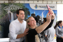 O Governo do Paraná confirmou nesta quinta-feira (25), em Prudentópolis, o repasse de R$ 12,6 milhões para ações e investimentos em sete municípios do Centro-Sul e Sul do Estado. O governador Carlos Massa Ratinho Junior anunciou o repasse dos recursos para prefeitos durante a solenidade de entrega de casas populares para 49 famílias de Prudentópolis. Foto: José Fernando Ogura/ANPr