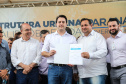O governador Carlos Massa Ratinho Junior e o prefeito Miguel Amaral inauguraram mais uma unidade do projeto Meu Campinho. O governador também assinou a ordem de serviço para dar início à construção de uma unidade de saúde no mesmo bairro, em frente ao Meu Campinho.
Além disso, foram entregues licitações e homologações de projetos que somam R$ 1,75 milhão em investimentos, nos municípios de Ivaiporã, Reserva e Roncador. Ivaiporã, 26/07/2019 -Foto: Geraldo Bubniak/ANPr