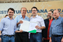 O governador Carlos Massa Ratinho Junior e o prefeito Miguel Amaral inauguraram mais uma unidade do projeto Meu Campinho. O governador também assinou a ordem de serviço para dar início à construção de uma unidade de saúde no mesmo bairro, em frente ao Meu Campinho.
Além disso, foram entregues licitações e homologações de projetos que somam R$ 1,75 milhão em investimentos, nos municípios de Ivaiporã, Reserva e Roncador. Ivaiporã, 26/07/2019 -Foto: Geraldo Bubniak/ANPr