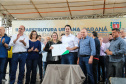 O governador Carlos Massa Ratinho Junior e o prefeito Miguel Amaral inauguraram mais uma unidade do projeto Meu Campinho. O governador também assinou a ordem de serviço para dar início à construção de uma unidade de saúde no mesmo bairro, em frente ao Meu Campinho.
Além disso, foram entregues licitações e homologações de projetos que somam R$ 1,75 milhão em investimentos, nos municípios de Ivaiporã, Reserva e Roncador. Ivaiporã, 26/07/2019 -Foto: Geraldo Bubniak/ANPr