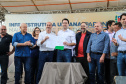 O governador Carlos Massa Ratinho Junior e o prefeito Miguel Amaral inauguraram mais uma unidade do projeto Meu Campinho. O governador também assinou a ordem de serviço para dar início à construção de uma unidade de saúde no mesmo bairro, em frente ao Meu Campinho.
Além disso, foram entregues licitações e homologações de projetos que somam R$ 1,75 milhão em investimentos, nos municípios de Ivaiporã, Reserva e Roncador. Ivaiporã, 26/07/2019 -Foto: Geraldo Bubniak/ANPr