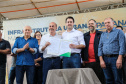 O governador Carlos Massa Ratinho Junior e o prefeito Miguel Amaral inauguraram mais uma unidade do projeto Meu Campinho. O governador também assinou a ordem de serviço para dar início à construção de uma unidade de saúde no mesmo bairro, em frente ao Meu Campinho.
Além disso, foram entregues licitações e homologações de projetos que somam R$ 1,75 milhão em investimentos, nos municípios de Ivaiporã, Reserva e Roncador. Ivaiporã, 26/07/2019 -Foto: Geraldo Bubniak/ANPr