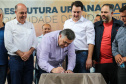 O governador Carlos Massa Ratinho Junior e o prefeito Miguel Amaral inauguraram mais uma unidade do projeto Meu Campinho. O governador também assinou a ordem de serviço para dar início à construção de uma unidade de saúde no mesmo bairro, em frente ao Meu Campinho.
Além disso, foram entregues licitações e homologações de projetos que somam R$ 1,75 milhão em investimentos, nos municípios de Ivaiporã, Reserva e Roncador. Ivaiporã, 26/07/2019 -Foto: Geraldo Bubniak/ANPr