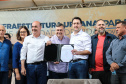 O governador Carlos Massa Ratinho Junior e o prefeito Miguel Amaral inauguraram mais uma unidade do projeto Meu Campinho. O governador também assinou a ordem de serviço para dar início à construção de uma unidade de saúde no mesmo bairro, em frente ao Meu Campinho.
Além disso, foram entregues licitações e homologações de projetos que somam R$ 1,75 milhão em investimentos, nos municípios de Ivaiporã, Reserva e Roncador. Ivaiporã, 26/07/2019 -Foto: Geraldo Bubniak/ANPr