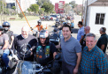 O governador Carlos Massa Ratinho Junior disse neste sábado (27) que o Governo do Paraná prepara, em parceria com motociclistas, uma agenda turística robusta para integrar ainda mais os clubes e potencializar as viagens ao encontro das belezas naturais do Estado. Ele participou das comemorações da 1ª Moto União, no Palácio Iguaçu, evento idealizado pelo Departamento de Trânsito do Paraná (Detran-PR) que passa a fazer parte do calendário estadual em razão do Dia do Motociclista.