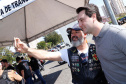 O governador Carlos Massa Ratinho Junior disse neste sábado (27) que o Governo do Paraná prepara, em parceria com motociclistas, uma agenda turística robusta para integrar ainda mais os clubes e potencializar as viagens ao encontro das belezas naturais do Estado. Ele participou das comemorações da 1ª Moto União, no Palácio Iguaçu, evento idealizado pelo Departamento de Trânsito do Paraná (Detran-PR) que passa a fazer parte do calendário estadual em razão do Dia do Motociclista.