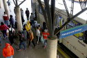 Segurança, praticidade e menos tempo de deslocamento. Essas foram as impressões dos usuários que estreiaram nesta terça-feira (30) a mais nova linha de ônibus metropolitano da Região de Curitiba. Convênio assinado entre o Governo do Estado e a Prefeitura de Curitiba possibilitou a integração entre os terminais de Pinhais e Centenário, na Capital. Com isso, a linha Jardim Iraí foi ampliada e passou a se chamar Pinhais/Centenário.