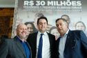 O governador Carlos Massa Ratinho Junior autorizou nesta terça-feira (30) o pagamento das progressões e promoções de carreira do Quadro Próprio do Poder Executivo (QPPE) e dos Servidores da Secretaria de Estado da Saúde (QPSS). A implantação dos avanços representa um investimento de R$ 30 milhões na folha do Estado.