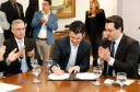 A Copel renovou a parceria que mantém há 30 anos com a Associação das Emissoras de Radiodifusão do Paraná (Aerp) para a veiculação de mensagens de utilidade pública sobre fornecimento, geração e transmissão de energia. O convênio foi assinado nesta terça-feira (30), no Palácio Iguaçu, pelo governador Carlos Massa Ratinho Junior, o presidente da Copel, Daniel Pimentel Slaviero; o presidente da Aerp, Alexandre Barros, e o secretário da Comunicação Social e da Cultura, Hudson José.