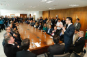 A Copel renovou a parceria que mantém há 30 anos com a Associação das Emissoras de Radiodifusão do Paraná (Aerp) para a veiculação de mensagens de utilidade pública sobre fornecimento, geração e transmissão de energia. O convênio foi assinado nesta terça-feira (30), no Palácio Iguaçu, pelo governador Carlos Massa Ratinho Junior, o presidente da Copel, Daniel Pimentel Slaviero; o presidente da Aerp, Alexandre Barros, e o secretário da Comunicação Social e da Cultura, Hudson José.