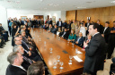 A Copel renovou a parceria que mantém há 30 anos com a Associação das Emissoras de Radiodifusão do Paraná (Aerp) para a veiculação de mensagens de utilidade pública sobre fornecimento, geração e transmissão de energia. O convênio foi assinado nesta terça-feira (30), no Palácio Iguaçu, pelo governador Carlos Massa Ratinho Junior, o presidente da Copel, Daniel Pimentel Slaviero; o presidente da Aerp, Alexandre Barros, e o secretário da Comunicação Social e da Cultura, Hudson José.