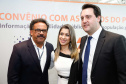 A Copel renovou a parceria que mantém há 30 anos com a Associação das Emissoras de Radiodifusão do Paraná (Aerp) para a veiculação de mensagens de utilidade pública sobre fornecimento, geração e transmissão de energia. O convênio foi assinado nesta terça-feira (30), no Palácio Iguaçu, pelo governador Carlos Massa Ratinho Junior, o presidente da Copel, Daniel Pimentel Slaviero; o presidente da Aerp, Alexandre Barros, e o secretário da Comunicação Social e da Cultura, Hudson José.