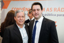 A Copel renovou a parceria que mantém há 30 anos com a Associação das Emissoras de Radiodifusão do Paraná (Aerp) para a veiculação de mensagens de utilidade pública sobre fornecimento, geração e transmissão de energia. O convênio foi assinado nesta terça-feira (30), no Palácio Iguaçu, pelo governador Carlos Massa Ratinho Junior, o presidente da Copel, Daniel Pimentel Slaviero; o presidente da Aerp, Alexandre Barros, e o secretário da Comunicação Social e da Cultura, Hudson José.