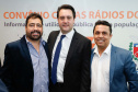 A Copel renovou a parceria que mantém há 30 anos com a Associação das Emissoras de Radiodifusão do Paraná (Aerp) para a veiculação de mensagens de utilidade pública sobre fornecimento, geração e transmissão de energia. O convênio foi assinado nesta terça-feira (30), no Palácio Iguaçu, pelo governador Carlos Massa Ratinho Junior, o presidente da Copel, Daniel Pimentel Slaviero; o presidente da Aerp, Alexandre Barros, e o secretário da Comunicação Social e da Cultura, Hudson José.