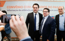 A Copel renovou a parceria que mantém há 30 anos com a Associação das Emissoras de Radiodifusão do Paraná (Aerp) para a veiculação de mensagens de utilidade pública sobre fornecimento, geração e transmissão de energia. O convênio foi assinado nesta terça-feira (30), no Palácio Iguaçu, pelo governador Carlos Massa Ratinho Junior, o presidente da Copel, Daniel Pimentel Slaviero; o presidente da Aerp, Alexandre Barros, e o secretário da Comunicação Social e da Cultura, Hudson José.