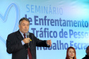 O secretário da Justiça, Família e Trabalho, Ney Leprevost, propôs a adoção de ações permanentes no combate ao tráfico de seres humanos no Brasil. A declaração foi dada nesta terça-feira (30/07), durante o 3º Seminário de Enfrentamento ao Tráfico de Pessoas e ao Trabalho Escravo, realizado pela Sejuf em parceria com a Polícia Rodoviária Federal (PRF-PR) em alusão ao Dia Mundial de Combate ao Tráfico de Pessoas. Foto:Divulgação/SEJUF