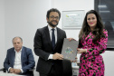 A Fomento Paraná é a mais nova instituição estadual a aderir aos Objetivos de Desenvolvimento Sustentável (ODS). O termo de compromisso foi assinado nesta terça (30) pelo diretor-presidente da instituição, Heraldo Neves, a vice-presidente do Conselho Estadual de Desenvolvimento Econômico e Social do Paraná (Cedes), Keli Guimarães, e o secretário de Estado do Desenvolvimento Urbano e Obras Públicas, João Carlos Ortega. fOTO: Divulgação/Fomento Paraná