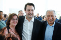 O governador Carlos Massa Ratinho Junior assinou nesta quarta-feira (31), no Palácio Iguaçu, um convênio com o Governo Federal que permitiu o repasse de R$ 102 milhões para o Consórcio Paraná Saúde, que, em parceria com 398 municípios, compra e faz a administração de medicamentos para atender a população pelo Sistema Único de Saúde (SUS).