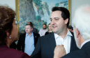 O governador Carlos Massa Ratinho Junior assinou nesta quarta-feira (31), no Palácio Iguaçu, um convênio com o Governo Federal que permitiu o repasse de R$ 102 milhões para o Consórcio Paraná Saúde, que, em parceria com 398 municípios, compra e faz a administração de medicamentos para atender a população pelo Sistema Único de Saúde (SUS).