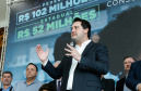 O governador Carlos Massa Ratinho Junior assinou nesta quarta-feira (31), no Palácio Iguaçu, um convênio com o Governo Federal que permitiu o repasse de R$ 102 milhões para o Consórcio Paraná Saúde, que, em parceria com 398 municípios, compra e faz a administração de medicamentos para atender a população pelo Sistema Único de Saúde (SUS).