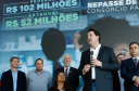 O governador Carlos Massa Ratinho Junior assinou nesta quarta-feira (31), no Palácio Iguaçu, um convênio com o Governo Federal que permitiu o repasse de R$ 102 milhões para o Consórcio Paraná Saúde, que, em parceria com 398 municípios, compra e faz a administração de medicamentos para atender a população pelo Sistema Único de Saúde (SUS).