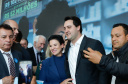 O governador Carlos Massa Ratinho Junior assinou nesta quarta-feira (31), no Palácio Iguaçu, um convênio com o Governo Federal que permitiu o repasse de R$ 102 milhões para o Consórcio Paraná Saúde, que, em parceria com 398 municípios, compra e faz a administração de medicamentos para atender a população pelo Sistema Único de Saúde (SUS).