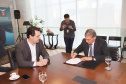 O governador Carlos Massa Ratinho Junior e o diretor-presidente da Itaipu, general Joaquim Silva e Luna, assinaram nesta quinta-feira (01), convênio para dar início à construção da segunda ponte ligando o Brasil ao Paraguai, em Foz do Iguaçu.Curitiba, 01-08-19.Foto: Arnaldo Alves / ANPr.