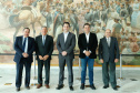 O governador Carlos Massa Ratinho Junior e o diretor-presidente da Itaipu, general Joaquim Silva e Luna, assinaram nesta quinta-feira (01), convênio para dar início à construção da segunda ponte ligando o Brasil ao Paraguai, em Foz do Iguaçu.