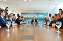 O governador Carlos Massa Ratinho Junior e o diretor-presidente da Itaipu, general Joaquim Silva e Luna, assinaram nesta quinta-feira (01), convênio para dar início à construção da segunda ponte ligando o Brasil ao Paraguai, em Foz do Iguaçu.