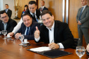 O governador Carlos Massa Ratinho Junior e o diretor-presidente da Itaipu, general Joaquim Silva e Luna, assinaram nesta quinta-feira (01), convênio para dar início à construção da segunda ponte ligando o Brasil ao Paraguai, em Foz do Iguaçu.