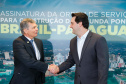 O governador Carlos Massa Ratinho Junior e o diretor-presidente da Itaipu, general Joaquim Silva e Luna, assinaram nesta quinta-feira (01), convênio para dar início à construção da segunda ponte ligando o Brasil ao Paraguai, em Foz do Iguaçu.