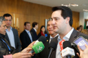 O governador Carlos Massa Ratinho Junior e o diretor-presidente da Itaipu, general Joaquim Silva e Luna, assinaram nesta quinta-feira (01), convênio para dar início à construção da segunda ponte ligando o Brasil ao Paraguai, em Foz do Iguaçu.