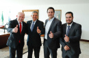 O governador Carlos Massa Ratinho Junior e o diretor-presidente da Itaipu, general Joaquim Silva e Luna, assinaram nesta quinta-feira (01), convênio para dar início à construção da segunda ponte ligando o Brasil ao Paraguai, em Foz do Iguaçu.